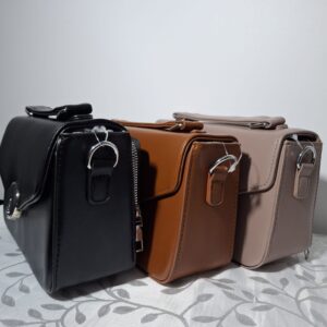 Bolsa Feminina Transversal e de Mão Estruturada com Fecho Giratório e Carteira Acoplável "Fashion"