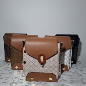 Bolsa Feminina Transversal Estruturada Monograma com Fecho Oval e Apliques Dourados