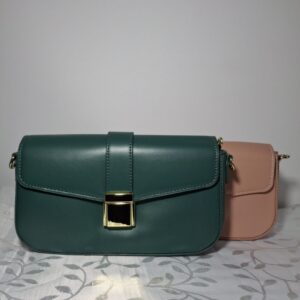 Bolsa Feminina Tiracolo Baguette Estruturada com Fecho Encaixe Dourado e Fivela Central
