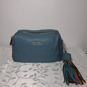 Bolsa Feminina Transversal Câmera Bag Texturizada com Barbicacho Colorido e Puxadores Dourados