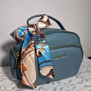 Bolsa Feminina de Mão e Transversal Baú Texturizada com Lenço Estampado e Múltiplos Divisórios
