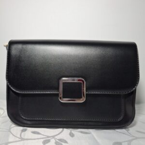 Bolsa Feminina Tiracolo Estruturada Minimalista com Fivela Quadrada Prateada